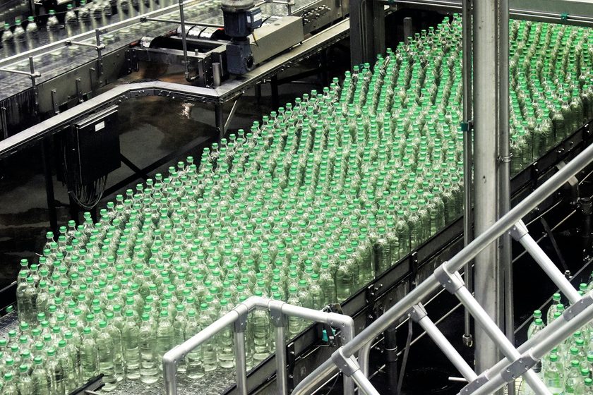 Línea de envasado de bebidas en una planta de producción
