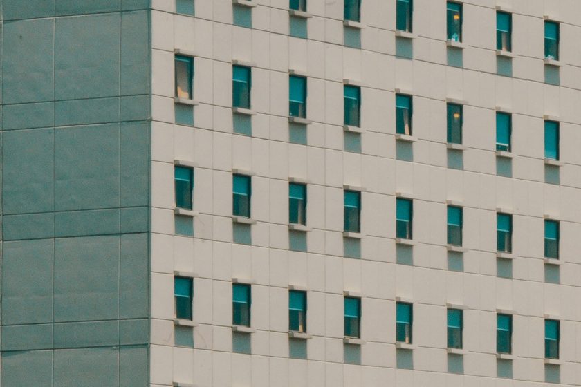 Fachada de un edificio de varios pisos