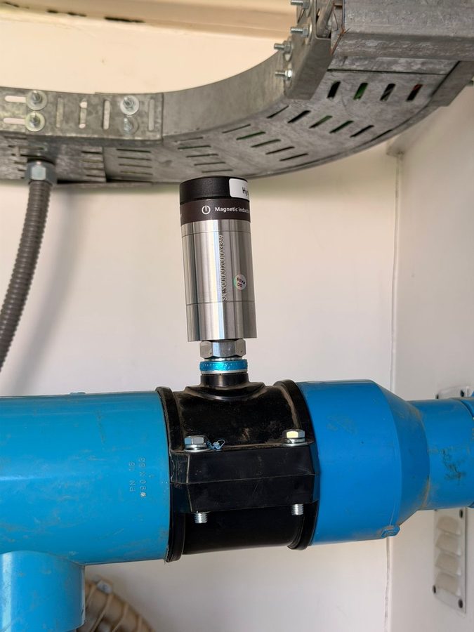 Instalación del sensor en terreno sobre la tubería de la sala