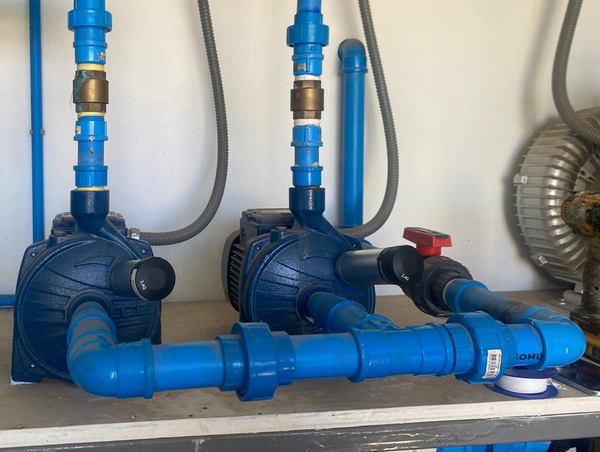 Dos bombas con los sensores de vibración instalados en su carcasa